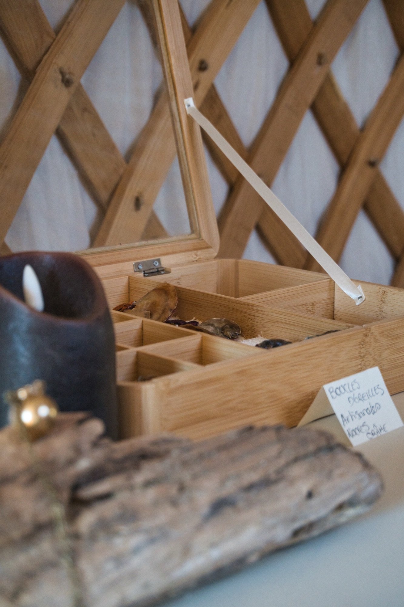 Boîte en bois, bougie et bois flotté